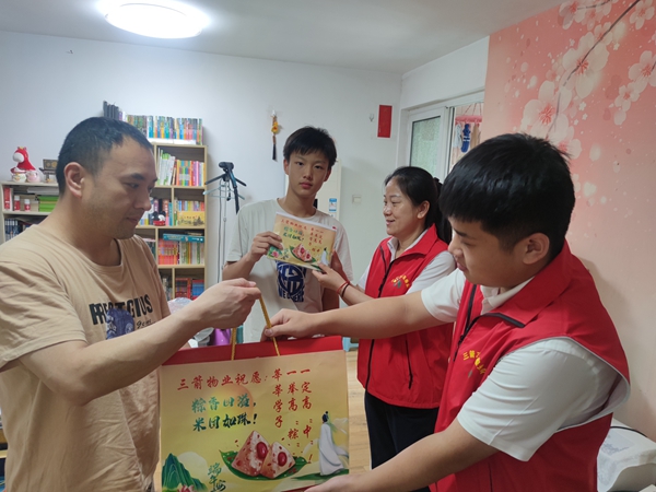 暖心助考，一舉高“粽” ——三箭物業(yè)公司黨支部深入開展“亮身份、樹形象、作貢獻(xiàn)、助發(fā)展”活動(dòng)